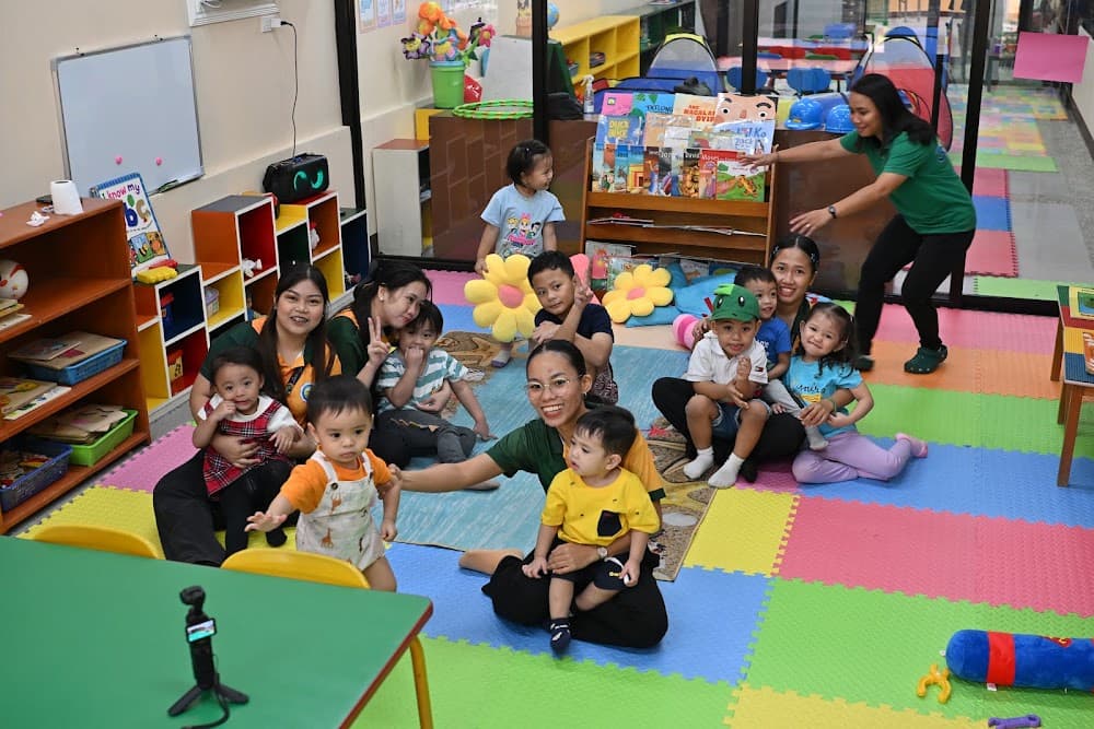 Teachers and toddlers gathered together for a group photo in the classroom